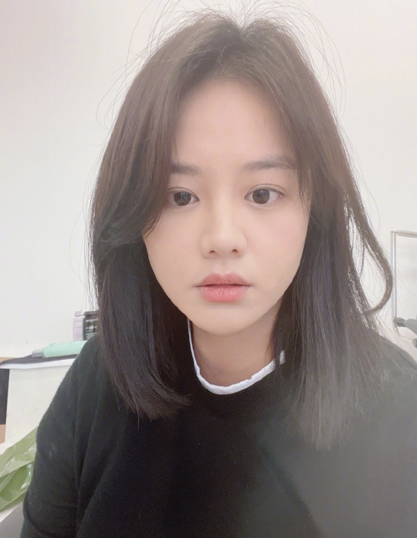 马思纯|马思存久违晒自拍，脸颊瘦削尖下巴抢镜，和狗仔队抓拍形象区别大