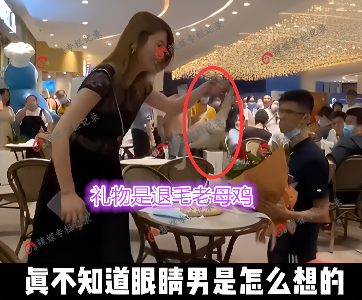 男子520跪着表白,被女神拒绝后躺地板耍赖,女子:你看你送的啥
