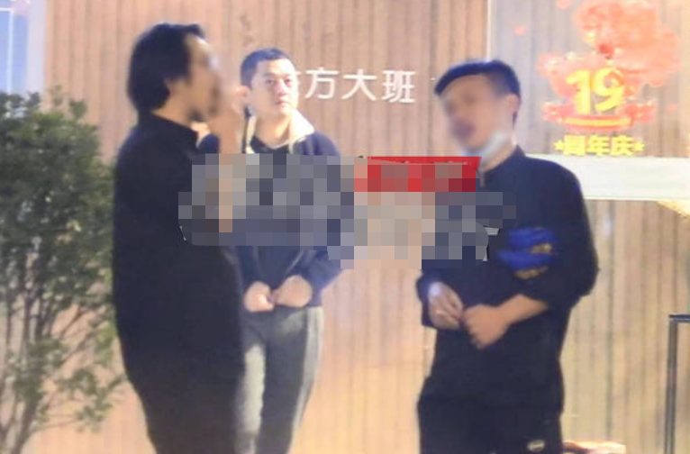 李亚鹏|李亚鹏私下按摩被拍！脸颊圆润身形臃肿，在路边拉衣链太随意