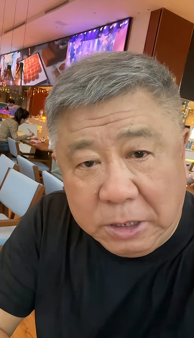 程煜|65岁程煜近况惹担忧,现身小饭馆就餐无人识,说话慢吞吞宣传白酒