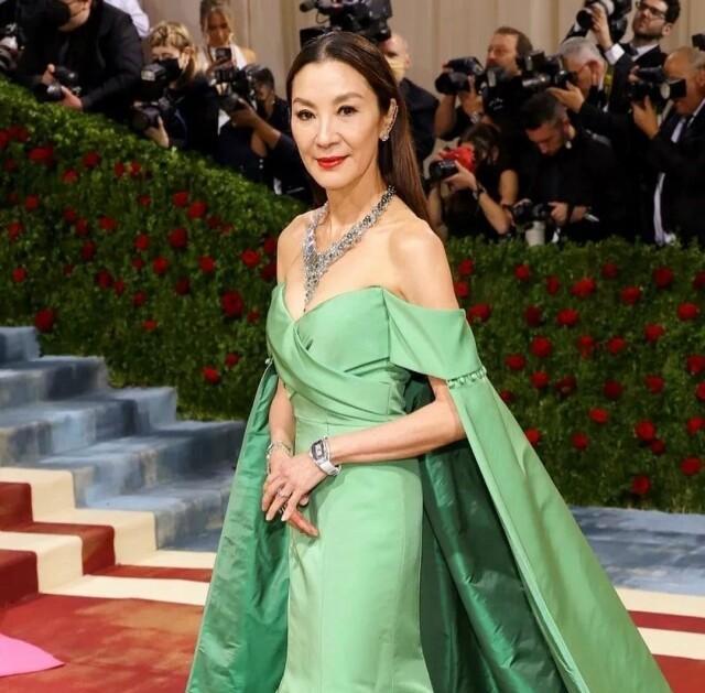 杨紫琼|杨紫琼夺金球影后感言被打断,霸气回怼:闭嘴!我可以痛扁你