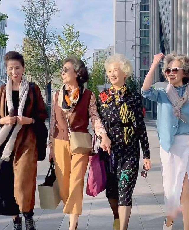 发型 事实证明，60岁的女人想打扮好看，就要注意这4个地方，得体漂亮