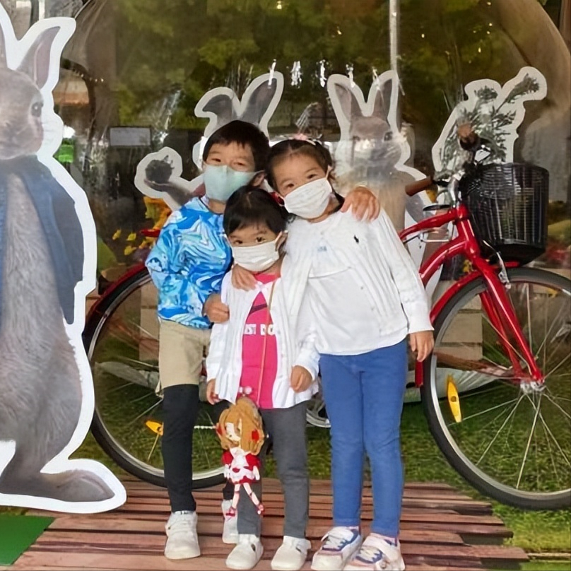 |霍启刚送花为晶晶庆祝母亲节,三个孩子围着妈妈递礼物,幸福洋溢