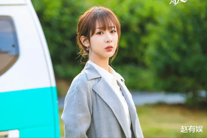 杨紫|杨紫美出新高度，瘦成“纸片人”软萌可爱，手上戒指暴露感情状况