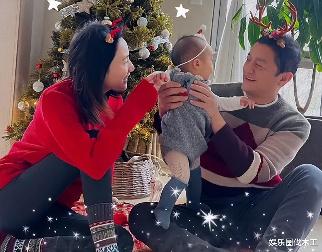 李亚鹏|李亚鹏一家三口过节，娇妻带女儿弄圣诞树，李嫣晒街头倒影显落寞