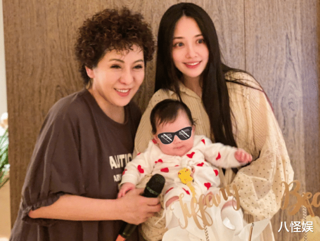 向太|向太首晒孙子孙女合照，小奶皇打扮珠光宝气，孙子龙眼虎头虎脑