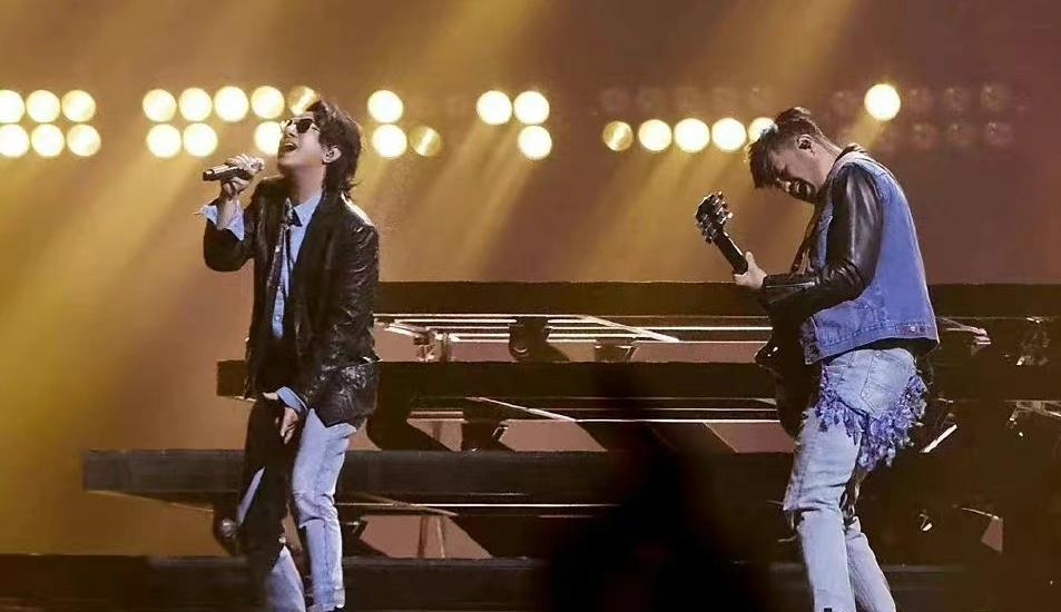 郑钧|披荆斩棘收官:郑钧张震岳终于使出“杀手锏”,网友直呼梦回当年