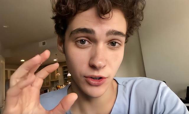 迪士尼|取代碧梨！19岁少女获迪士尼力捧，拿下格莱美大奖，还写歌抢男人