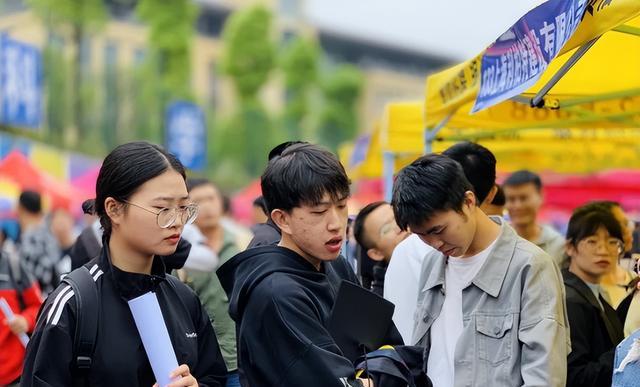 |2022毕业生主动适应就业市场,一半人求职成功,平均月薪让人意外