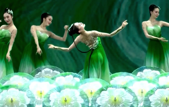 春晚|历年春晚九大神仙舞台!赵丽蓉意外摔倒跪地,李谷一连唱九首歌