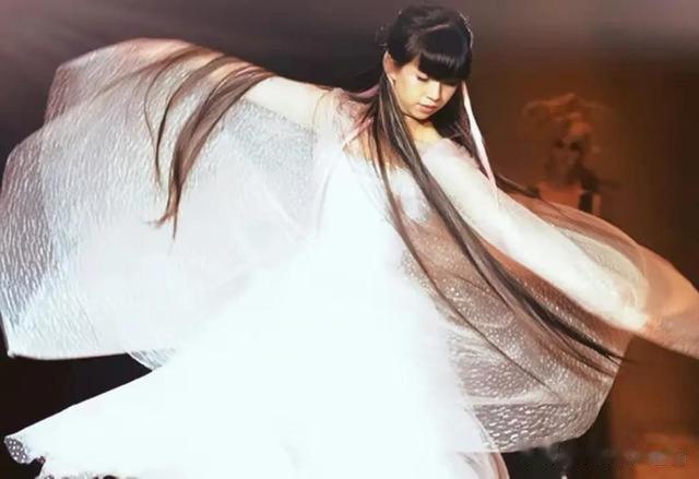 小彩旗|杨丽萍的小彩旗,14岁春晚一转成名似仙女,如今像换了个人