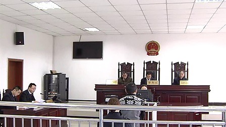 男子发现妻子深夜坐在别人副驾驶室持刀将其杀害，获刑15年