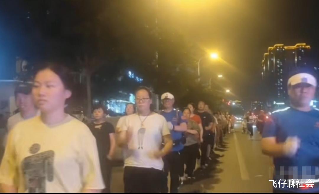 暴走团霸占机动车道还逆行,不料遇上硬茬女司机