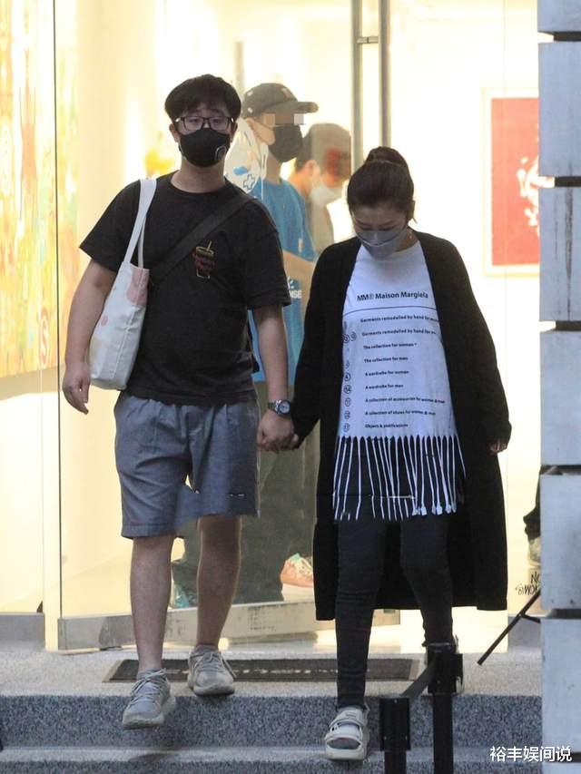 Selina|Selina与小7岁男友秀恩爱！手牵手看展览，无名指戴对戒疑似结婚