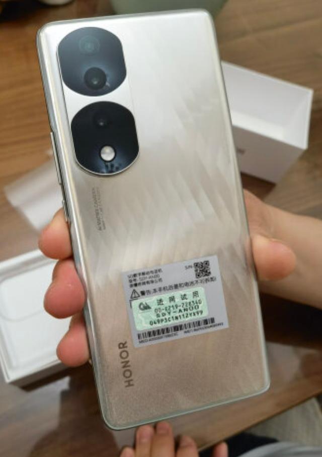 华为荣耀|为什么荣耀70 pro一机难求，能超越iPhone 13？