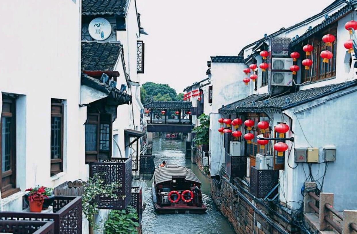 苏州|在江苏苏州旅游，年轻女子给的卡片为何不要拿？看看隐藏的秘密