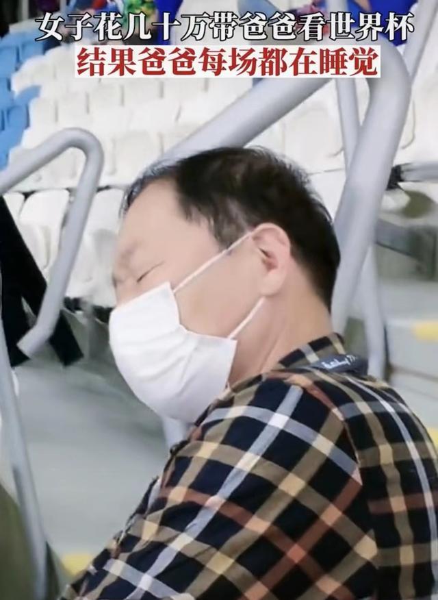 女子外出回家,发现公公在自己床上睡觉看电视很生气,网友:矫情
