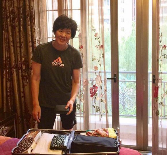 晒晒郎平教练在美国的家,餐厅摆放着红木餐桌,上面还有中式雕花