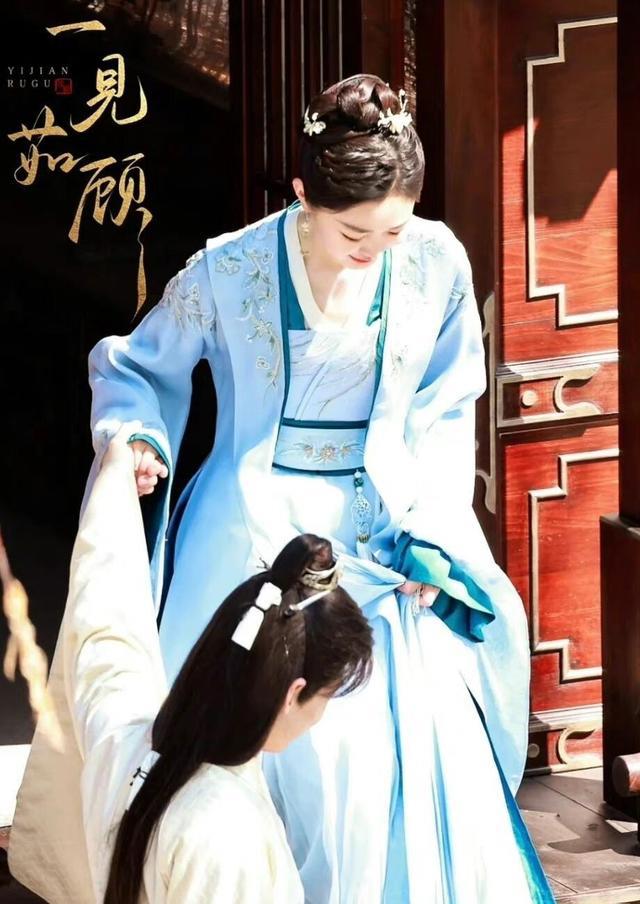 屈楚萧|好抓马的现实!卿卿日常男女主恋情曝光,田曦薇屈楚萧常去酒店?