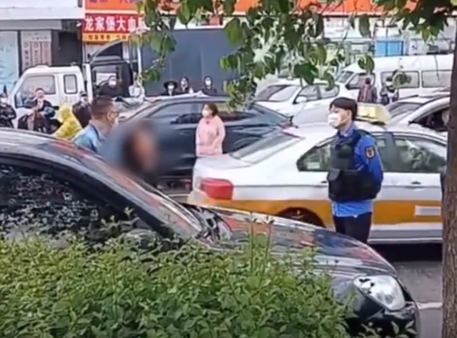 吉林一女子摆摊被城管制止,崩溃哭诉3个月没挣钱,欠60多万外债