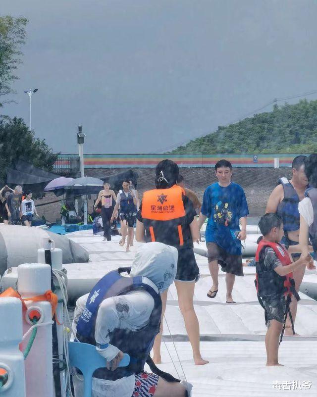 王思聪|王思聪带美女海边骑马！眉头紧锁状态差，女友七夕还在高调秀恩爱