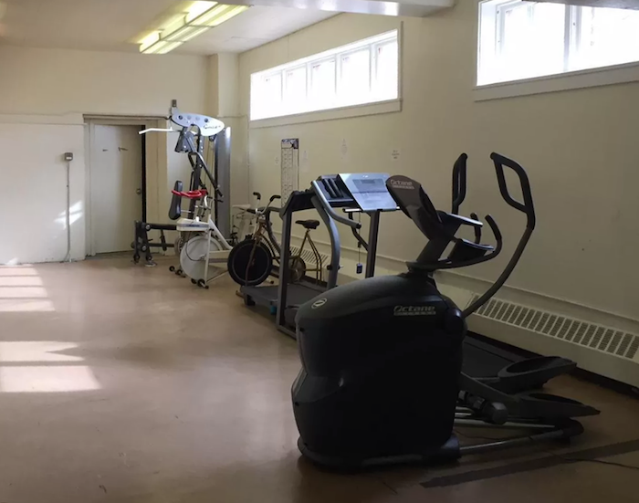 警察|磨金石教育旅游分享||世界上“最孤独”地方：只有一栋楼，300人足不出户