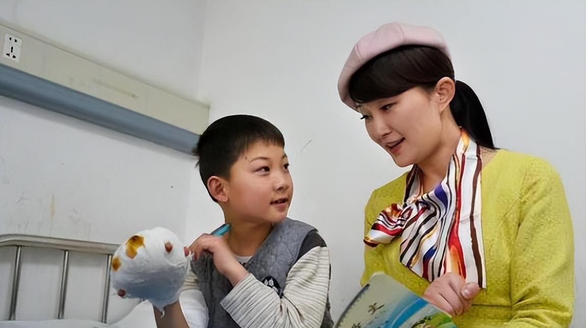 |当老师前VS当老师后,颜值差距堪称换头,逐渐变得让人信任的样子