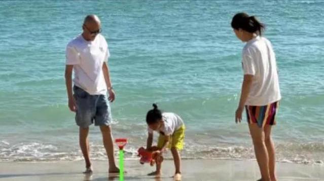 |孙怡母女现身海南,二人沙滩留脚丫显温馨,大福继承母亲大长腿