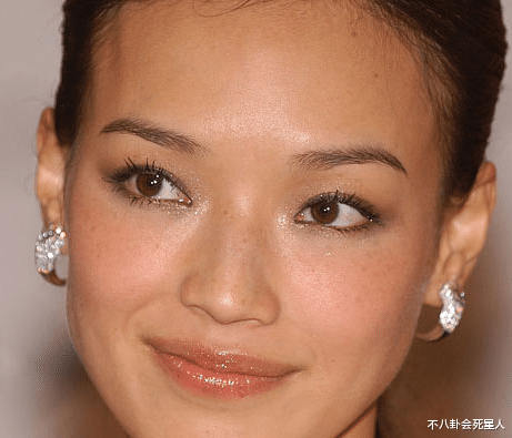 生图|精修是神颜,生图满脸痘,痘坑、黑眼圈、长斑,明星没那么美