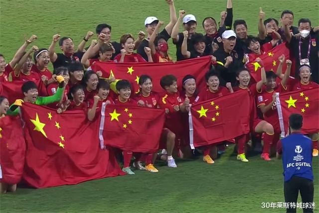 中国女足|球迷喊足协为女足打钱！黄健翔感动落泪，指着前国脚说男足太丢人