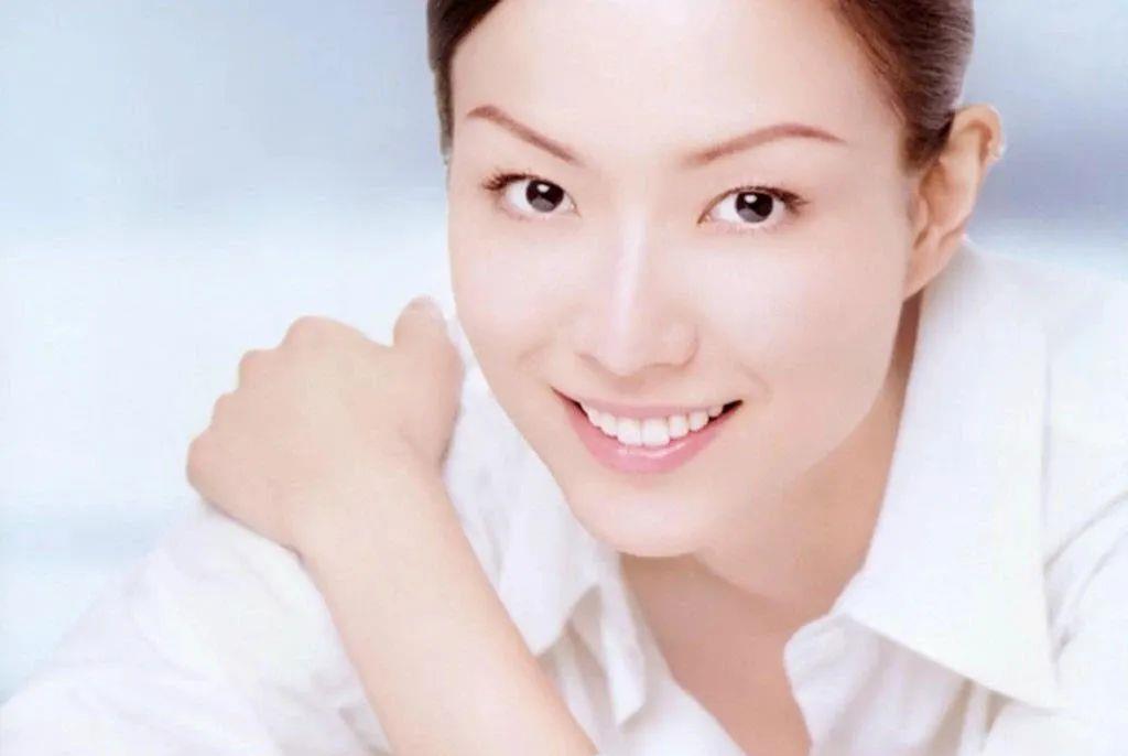 郑秀文 50岁的郑秀文，排骨胸也可终生美丽