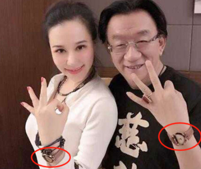 侯耀华|75岁侯耀华参加生日会！近10位年轻女性穿古装端菜，场面高端震撼