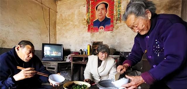 九旬老人近亲结婚生下三个“猴娃”,因带孩子,50多年没出过远门