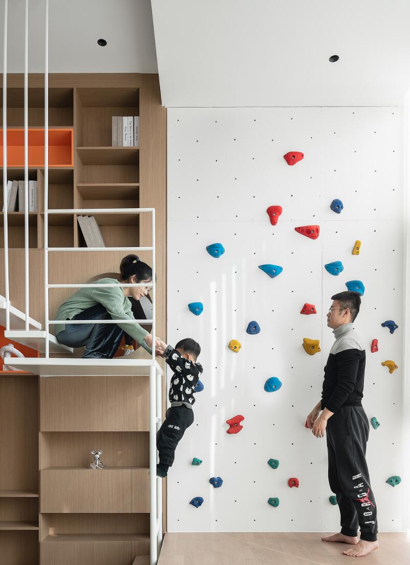 为了孩子,她直接在客厅设计一个“空中栈道”,一进门就被吸引