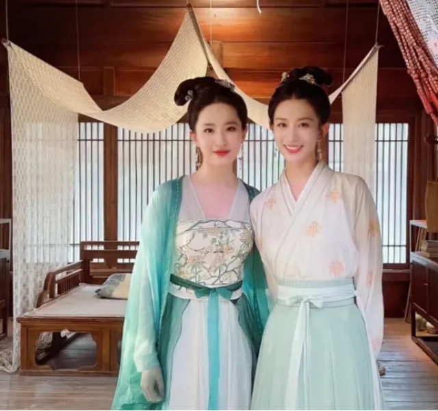 杨幂|刘亦菲化身“修表匠”现身宣传会，穿西装干练十足，生图太绝了