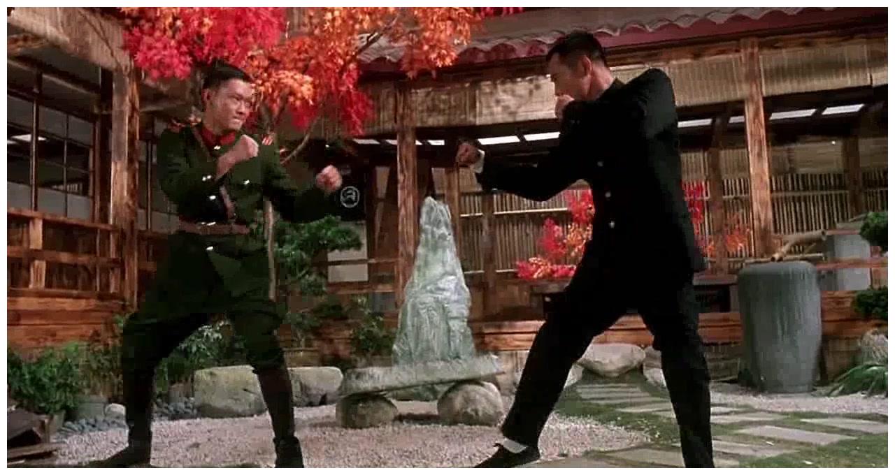 同样是扮演精武陈真,把李小龙和李连杰放在一起,差别就出来了