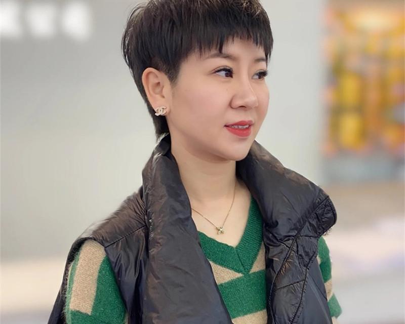 发型 奔五后想要减龄又时尚，别再留这种发型了，又土又显老