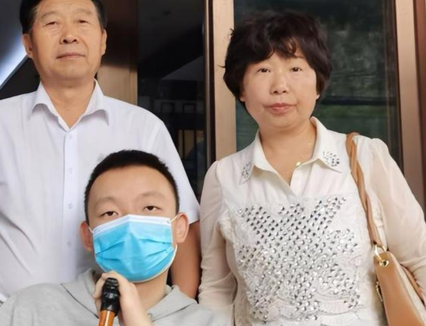 |杜粉给杜新枝母女亲手做衣服,一针一线太用心,被赞漂亮又大方