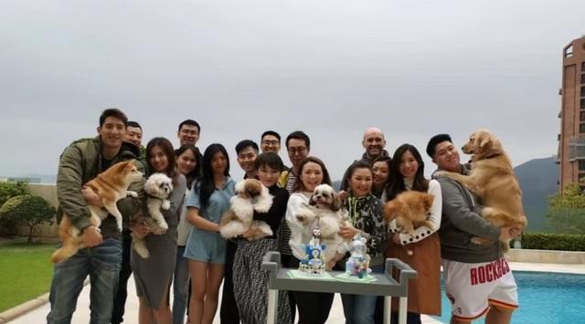 破产|笑容灿烂！王灏儿富贵男友被曝破产，心情不受影响与好友开心饭聚