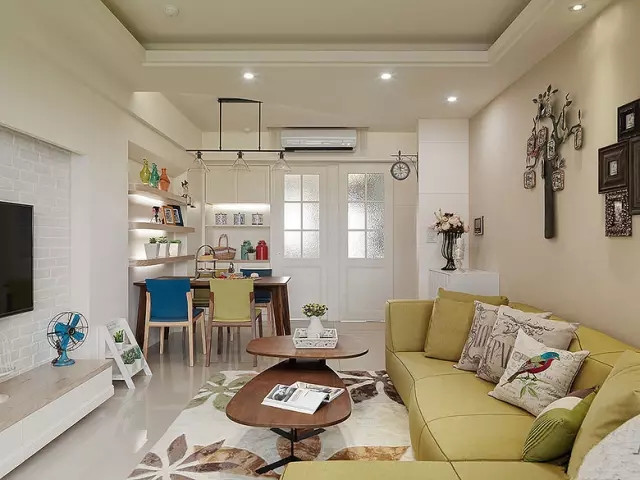 76平欧式二居室，餐厅彩色木质餐厅家具让这个空间更年轻活跃