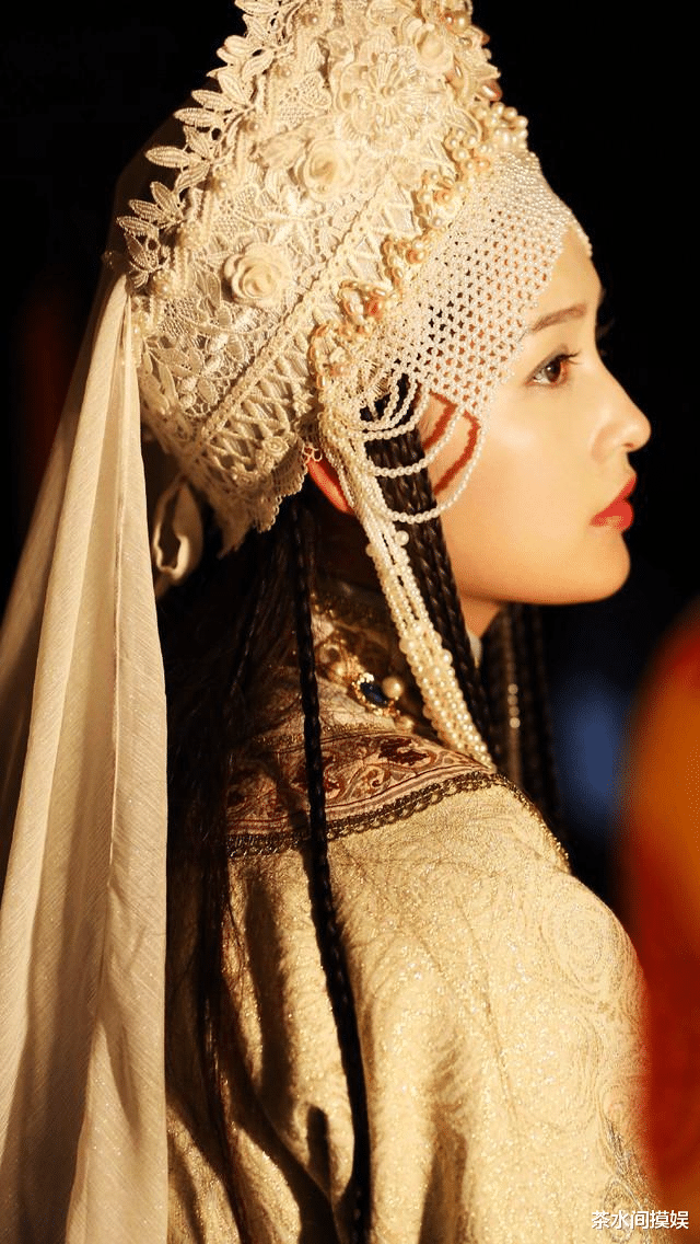 景甜|同样头顶“网兜”，贾静雯经典、邓萃雯毁形象，刘诗诗景甜太累赘