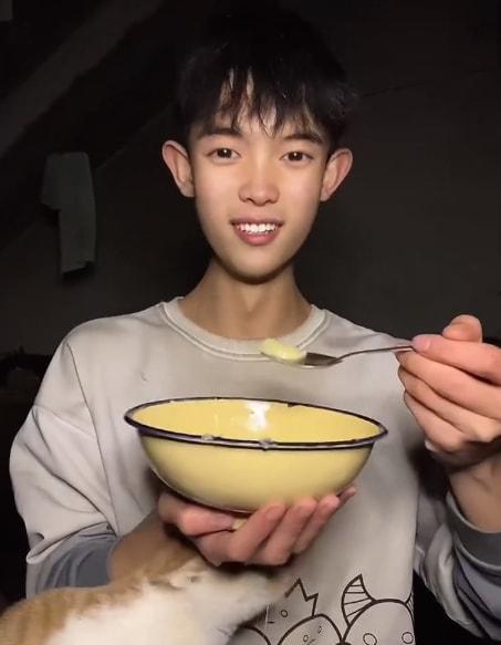 苏小宇:00后男孩养活一家4口,坐拥百万粉丝却靠捡垃圾为生