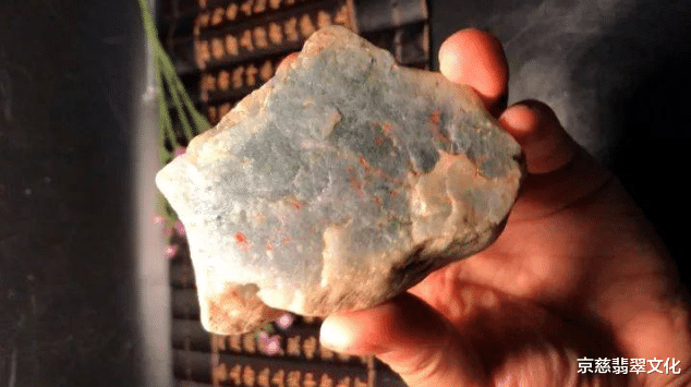 朋友不听劝执意花1万拿下断口料,结果开出3块冰牌子,瞬间哑口无言