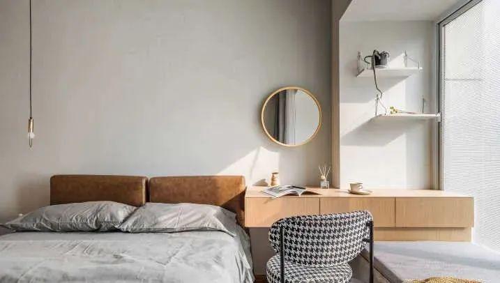 飘窗好好用,不得不说很划算,打排格子柜代替沙发,可休闲可收纳