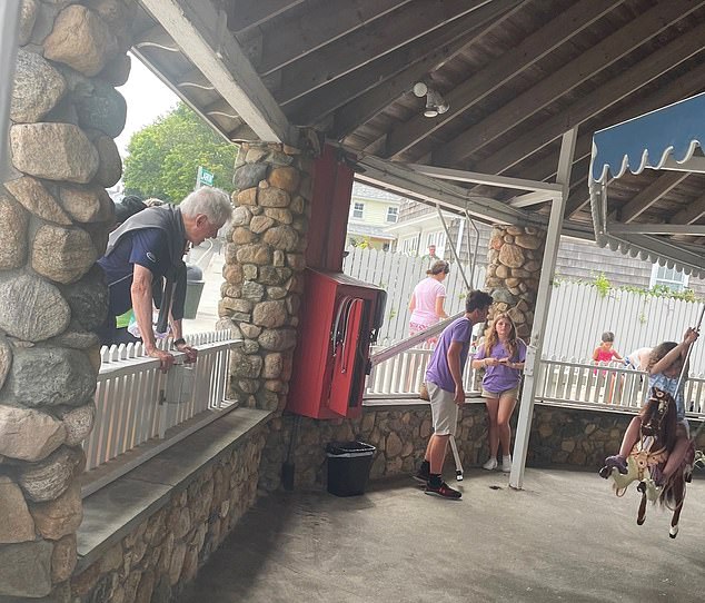 希拉里和克林顿去度假啦！穿花裙子好时髦，老夫老妻看着好恩爱啊