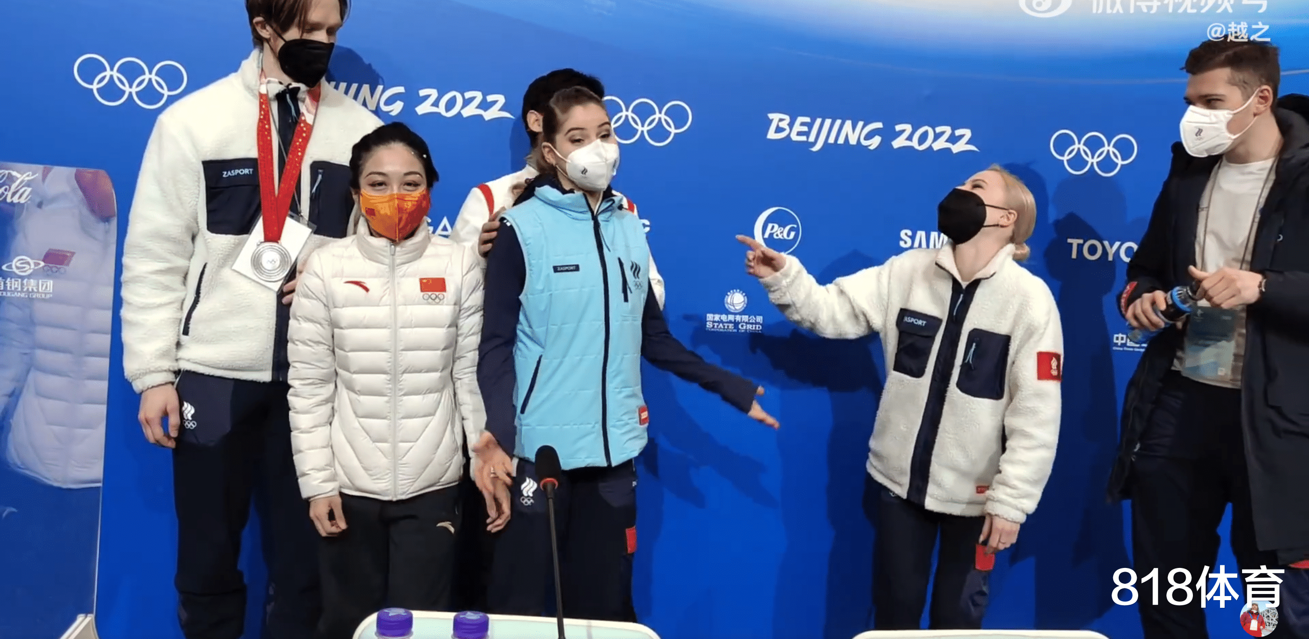 韩聪|整活! 葱桶合影银牌铜牌, 隋文静要求交换搭档, 韩聪无奈踮脚同框俄美女