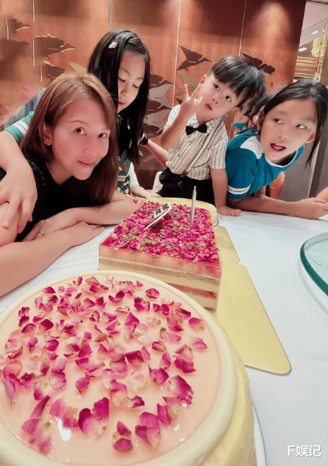 |蔡少芬庆生一家五口开心享用庆生 老公张晋送上热吻很甜蜜