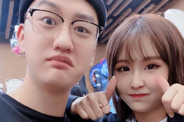 网红猫妹妹宣布回归，为感恩师傅辛巴，献唱《父亲》，网友：荒诞