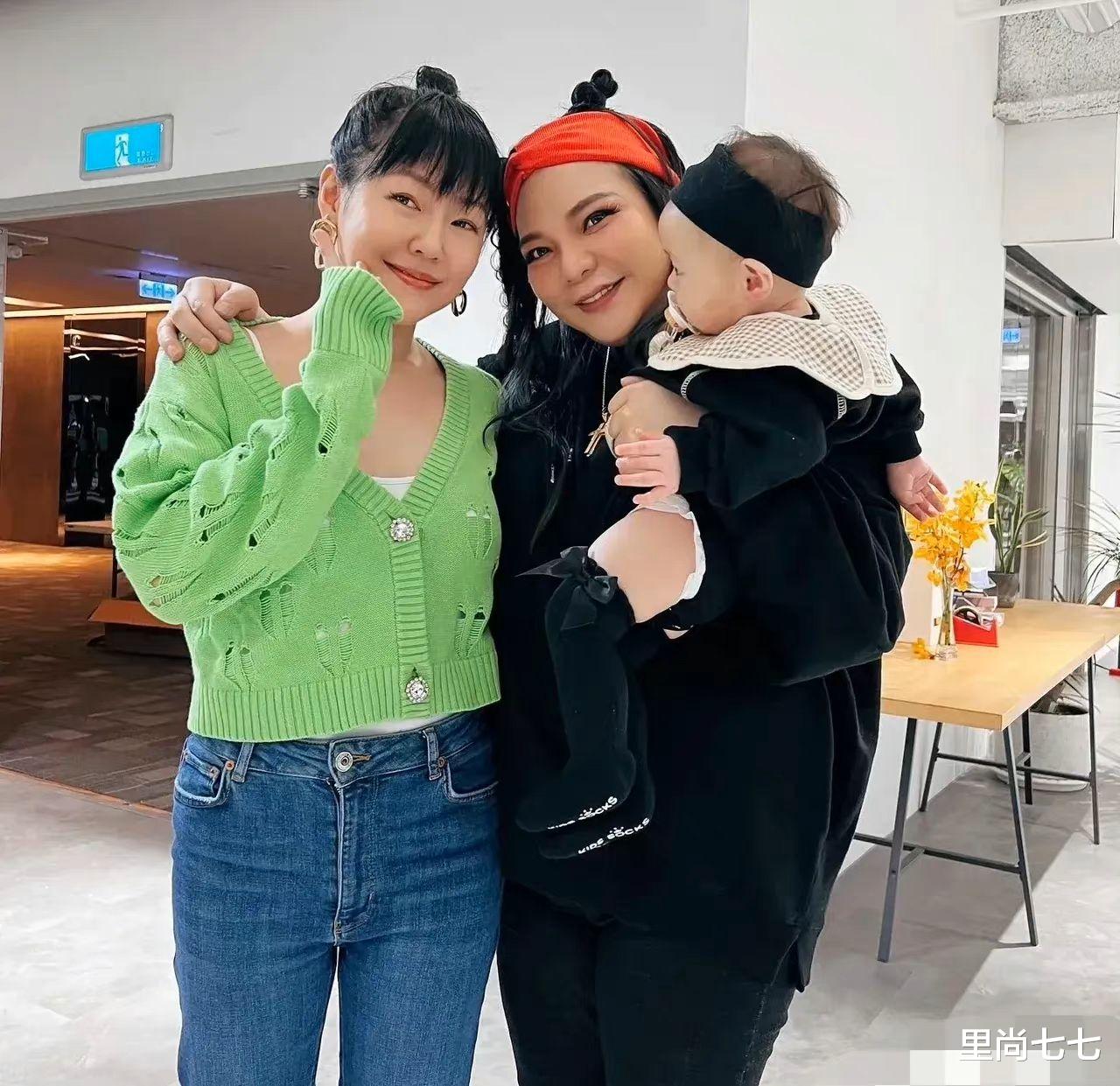 小S|拼四胎?小S近照曝光只胖肚子不胖腿,八字脚坐姿动作笨重显孕相