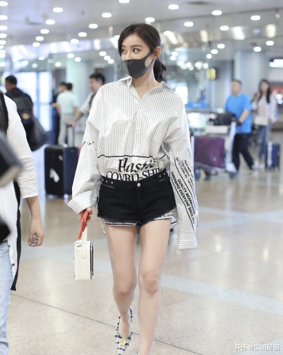 鸡蛋|“白加黑”的5厘米牛仔裤，袁姗姗的制服风光，网友：魅力十足！